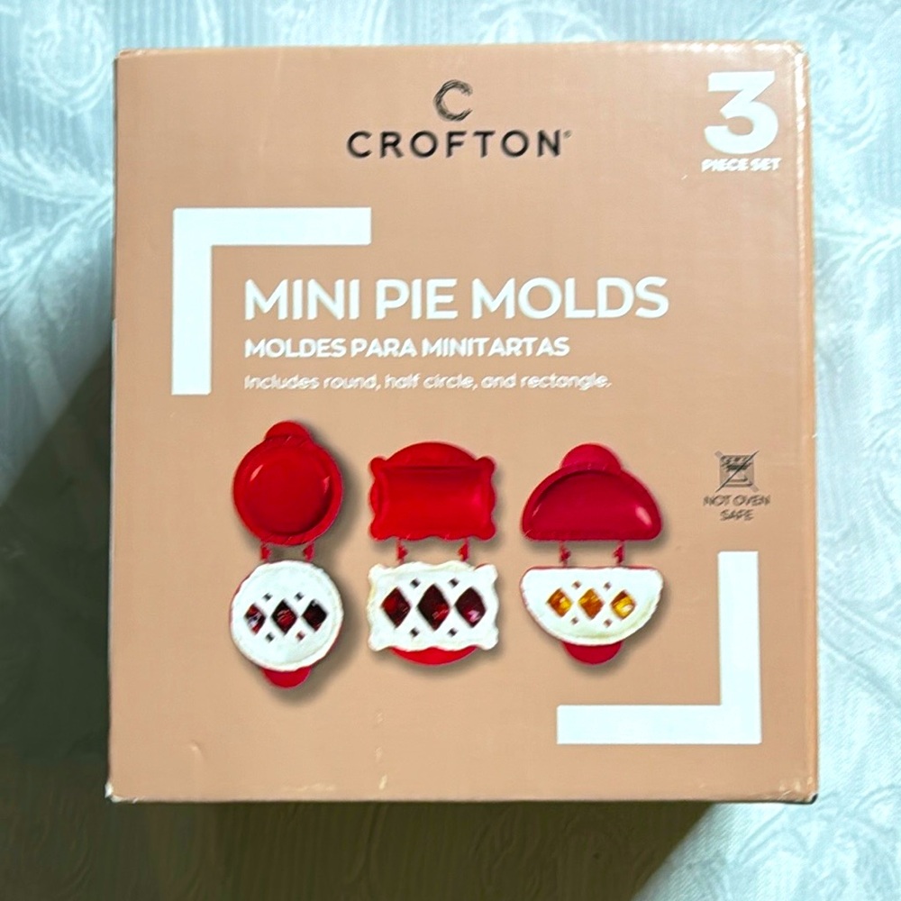 CROFTON•
MINI PIE MOLDS in Red Round, Half Circle & Rectangle ( 3 Piece Set )